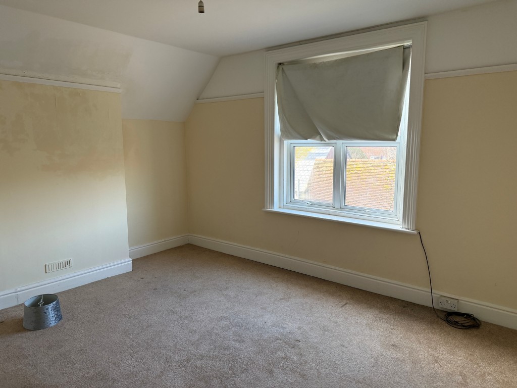 Lot: 154 - SPACIOUS MAISONETTE CLOSE TO SEAFRONT IN FAVOURED LOCATION - Front main bedroom on second floor with window